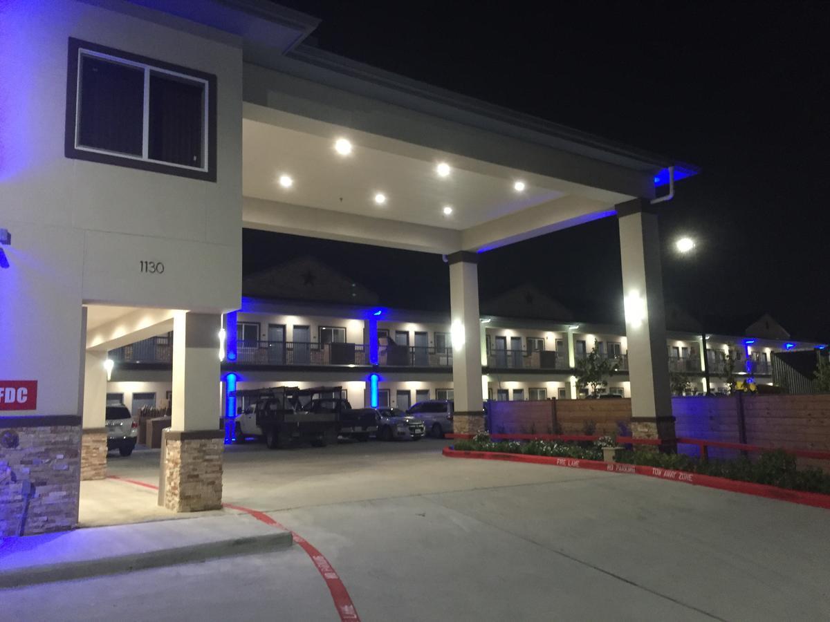 Americas Inn & Suites Iah North Humble Exterior photo