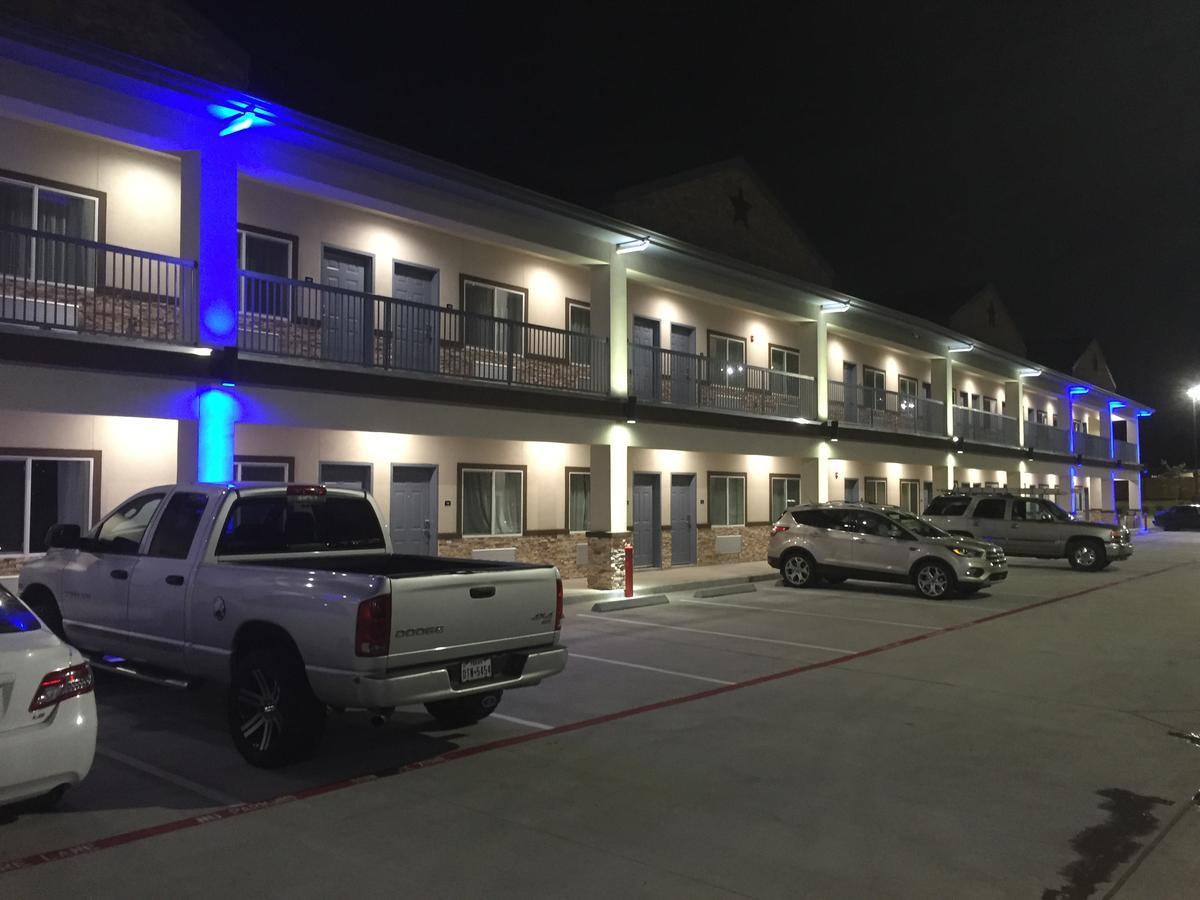 Americas Inn & Suites Iah North Humble Exterior photo