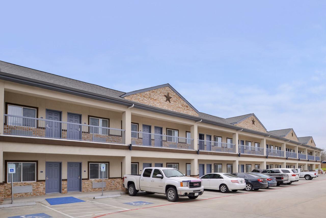Americas Inn & Suites Iah North Humble Exterior photo