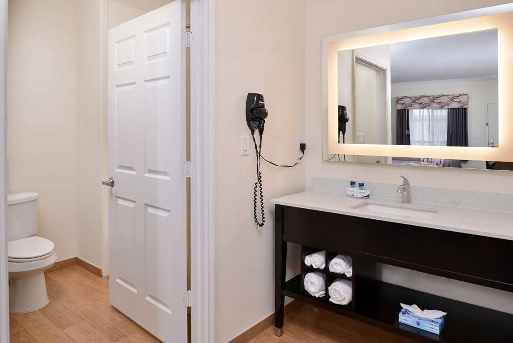 Americas Inn & Suites Iah North Humble Room photo